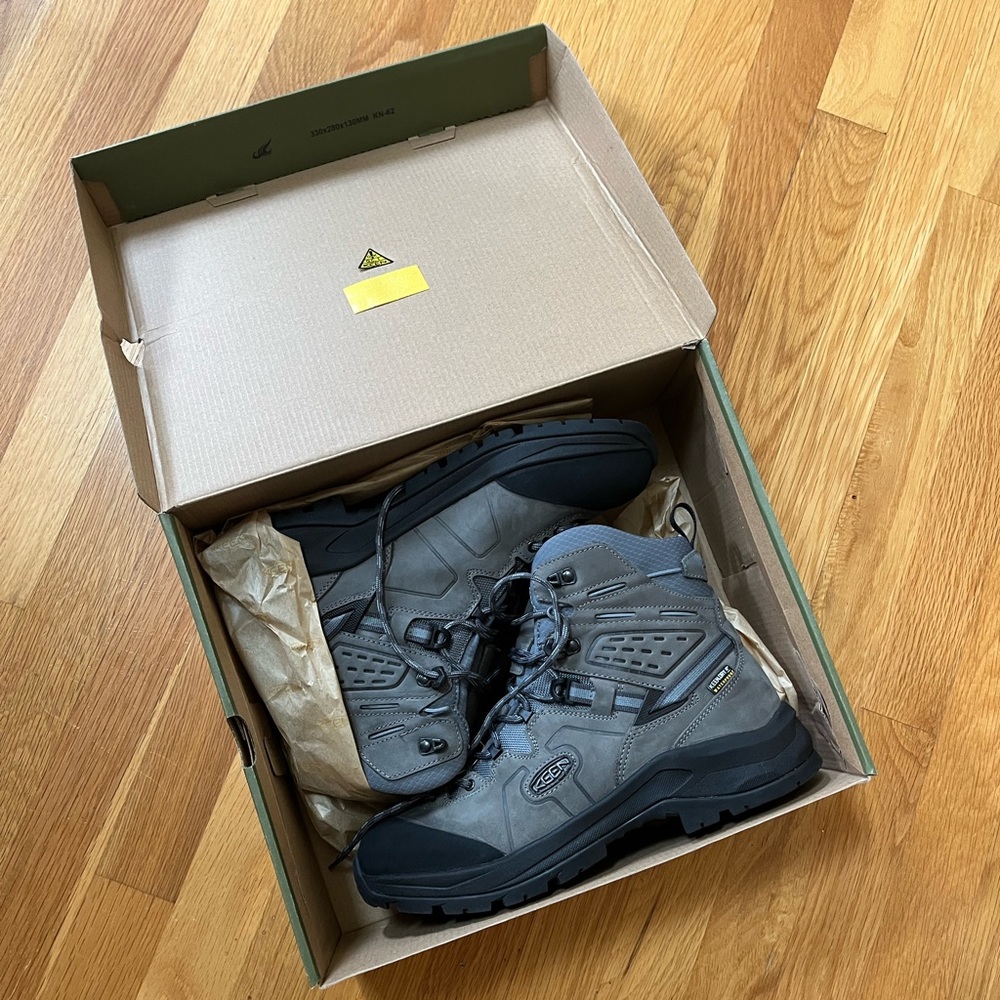 **BRAND NEW** keen mens hiking boots